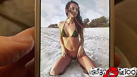 Perempuan Russia tetas kecil ambil alih semasa hookup hotel
