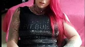 o namorado nao estava em casa e ela se satisfez