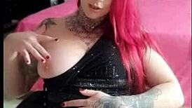 o namorado nao estava em casa e ela se satisfez