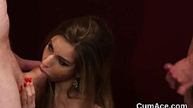 Luda lepotica oseća uzbuđenje sperme na licu dok guta teret.