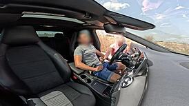 فتاة غريبة تلتقطني أُجْرِب في السيارة وتساعدني أنزل بمص قوي