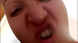 脸上套着丝袜，我看起来像个十足的猪鼻子贱货。