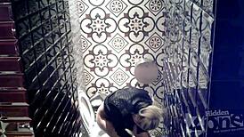 Mengintip dubur merah jambu melalui kamera tersembunyi di tandas kotor