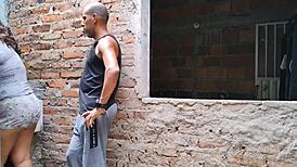 Tatăl vitreg pervers profită în timp ce soția e ocupată cu rufele.