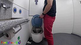 왜 움직이는 기차 화장실에서 내 핫한 자지 자위해?