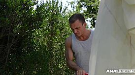 เย็ดแนวหลังทำให้โมเดล Satin Bloom ออแกซึมหลายครั้งกลางแจ้ง