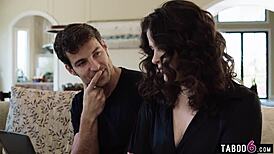 Hell yeah! Computer tech catches Latina milf Victoria Voxxx with porn