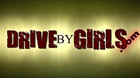 สาวบลอนด์หนุ่มให้ดูดควยผ่านหน้าต่างรถกับคนแปลกหน้า