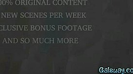 Holly Day bawa Sarah Taylor ke keseronokan kolej... semua bahagian liar! 😜