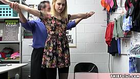 Aranyos szőke Chloe megpróbált kabátot lopni a plázában, most kemény leckét tanul velünk