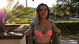 Nemôžem uveriť že táto punčochová milfka sa hrá na rolu a cucá môj mokrý pičkový kokot tak dobre