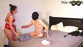 Üvey baba mastürbasyon yaparken üvey kızı tarafından şantajla femdom BDSM oynuyor