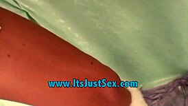 ستاري نايت تلف شفرات كسها الناعم حول لعبة زجاجية وهي تداعب وتمسك بزازها الكبيرة الطبيعية