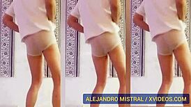 Alejandro mistral nuevamente en calzoncillos blanco y azul