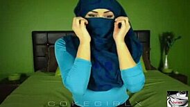 I love this sexy arab hijabi twerking