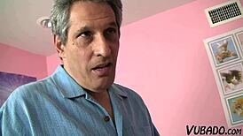 Чернокосата заварена дъщеря взема кума по цялото си лице