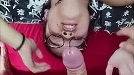 وايت وولف ينيك حلق الشابة الخاضعة وايت مون بعمق 😏