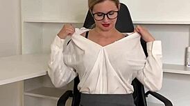 Karşımda seksi sekreter vibratörle azdırıp mastürbasyon yapıyor dev memeleri ince bedeniyle