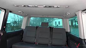 Česká holka se cítí stydlivě na českých ulicích plných divokého sexu