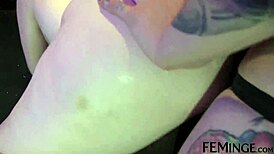 Feminge 4K - Maîtresse aux cheveux noirs, tu baises cette rousse ?