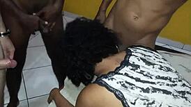 Casada got drunk on whisky to give her pussy and ass to three friends at the motel. Her cuckold husband films everything for Casal Sapeca RJ!