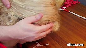 Salope de chérie traînée à l'asile pour un forage brutal du cul