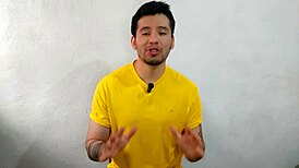 Joven twink dotado de 21cm penetra al se�or taquero en la bodega de salsas a pelo relato sexual