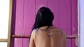 Pożeranie gorącej brazylijskiej milfy po naprawie prysznica w dzikim akcji