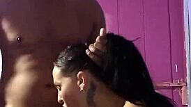 Pożeranie gorącej brazylijskiej milfy po naprawie prysznica w dzikim akcji