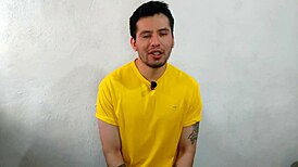 Joven twink dotado de 21cm penetra al se�or taquero en la bodega de salsas a pelo relato sexual