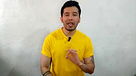 Joven twink dotado de 21cm penetra al se�or taquero en la bodega de salsas a pelo relato sexual