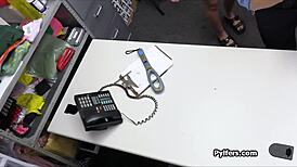 사무실에서 큰 젖으로 목구멍 빨아대며 얼마나 지저분해졌는지 믿을 수 없어