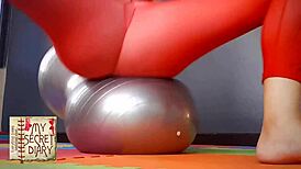 Hei, se meg gjøre naken yoga i truser på gymmen i dag!