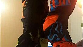 Ne verujem da sam dobila puhanje od motocross tipa, tako vruće!