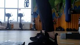 She shakes her ass in the gym