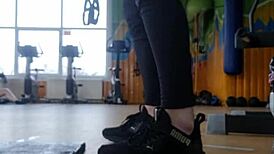 She shakes her ass in the gym