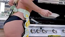 mamma matrigna bionda calda fa pompini pazzeschi