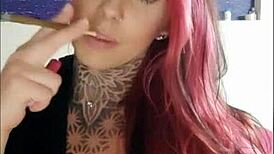 garota sensual fumando e provocando com big tits naturais e tattoo no smoking fetish