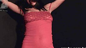 Uau, acredita nesse striptease incrível da sexy Thaina Perez? É irreal!