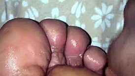 Dekle podrobno fafa z nogami po njegovem kurcu