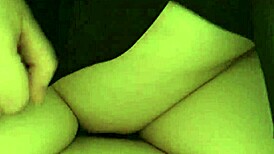 אדמונית כפופה לזיין חובבני חזק בחצאית