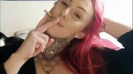 garota sensual fumando e provocando com big tits naturais e tattoo no smoking fetish
