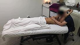 سارة، طالبة هندية شابة، تحصل على مساجها الأول غير المنسى مع ثديين طبيعيين