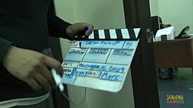 ¡Mierda! Milf morena se desnuda y monta polla en sofá