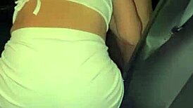 quando o marido entrega sua linda esposa ruiva a dois negros dotados no terreno abandonado?