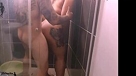 Beni gizlice banyoda büyük olanla sikişirken izlemek ister misin?