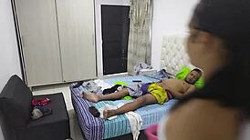 mi hermanastra se da gusto levantandome con mi polla bien parada