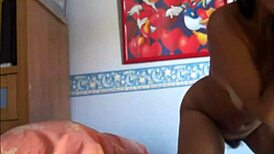 Wow, čokoládová asijská holka se nechá tvrdě přibít v soukromém domácím sexuálním videu!