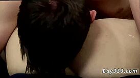 Nuori 18+ alaston twink tutkii hetero homo-seksiä intensiivisellä sormituksella