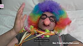 Maksud aku, badut afro karnival masukkan daging dalam mulut pelacur bandar Mia di Jerman